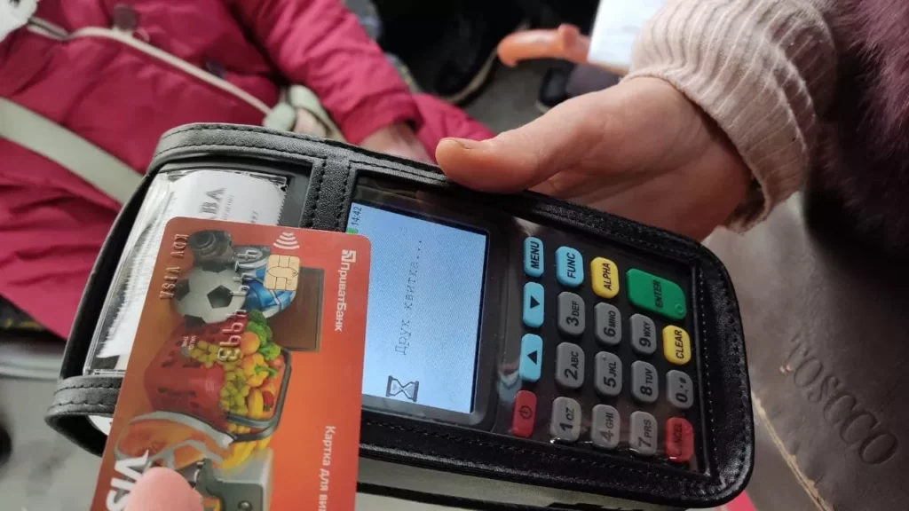 Відновлюється процес списання коштів за дійсні поїздки сплачені банківськими картками